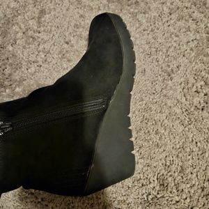 Black boots Size 9W